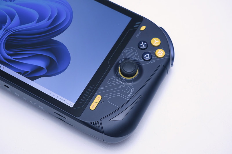 コントローラ右側。ボタン配列などはONEXPLAYERにそっくりだ