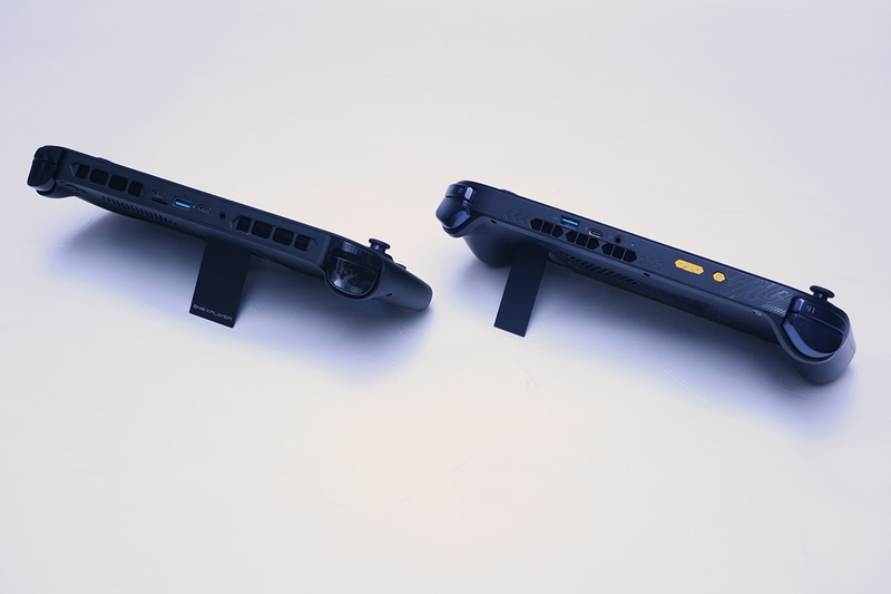 キックスタンドの位置や、背面のデザインが異なる