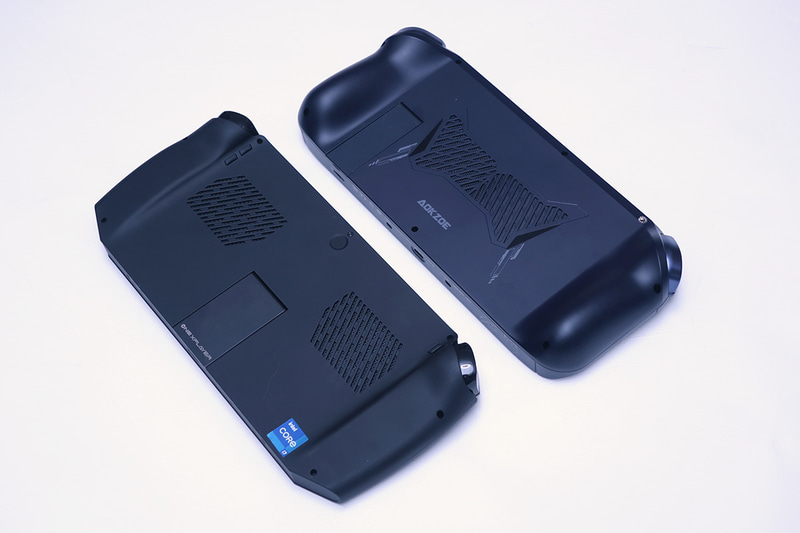 キックスタンドの位置や、背面のデザインが異なる