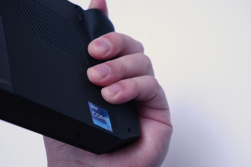 特に大きく異なるのはグリップ部で、AOKZOE A1の方がグリップ感が高い(ただし厚みは出るので良し悪しではある