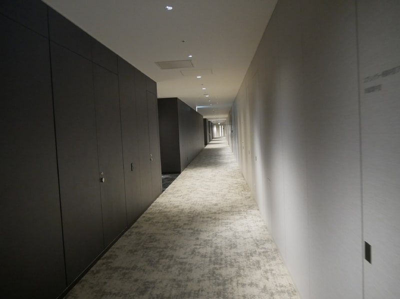 17階は落ち着いた雰囲気の廊下になっている