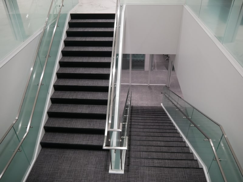 17階の受付エリアから、16階の執務エリアには階段で降りられる
