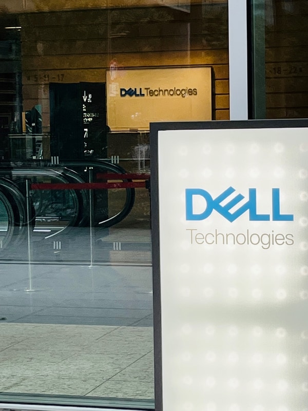 Otemachi Oneタワーのデルの看板。奥にあるのが入口。デル・テクノロジーズの専用受付が用意されている