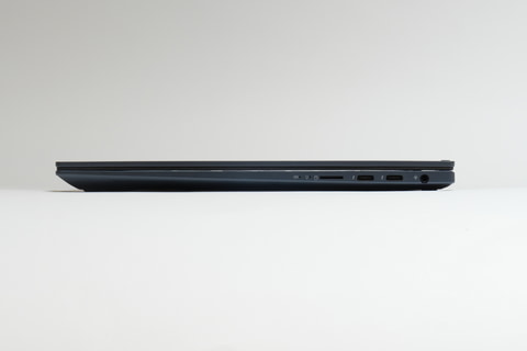 Hothotレビュー】有機EL搭載でパワフルなのに軽量な13.3型2in1
