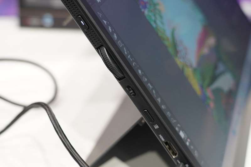 本体の左側面に用意されているホイール