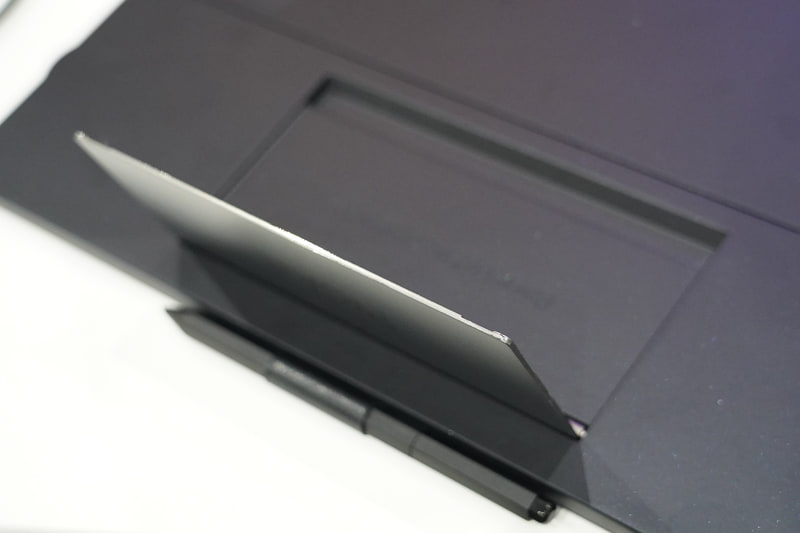 上のキックスタンドは液タブとして使う時用