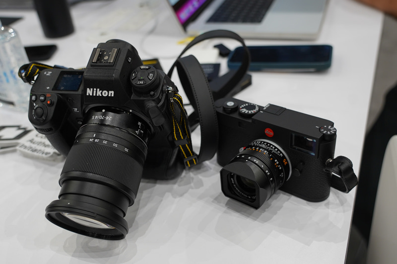 ニコンが試作したZ9ベースのCAI対応カメラ(左)とライカのCAI対応カメラ(右)