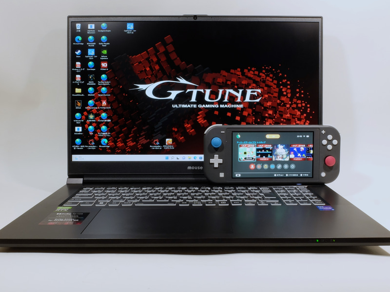 フルHD解像度ながら17.3型の大型ディスプレイを搭載。5.5型サイズの「Nintendo Switch Lite」と比較するとそのサイズは歴然