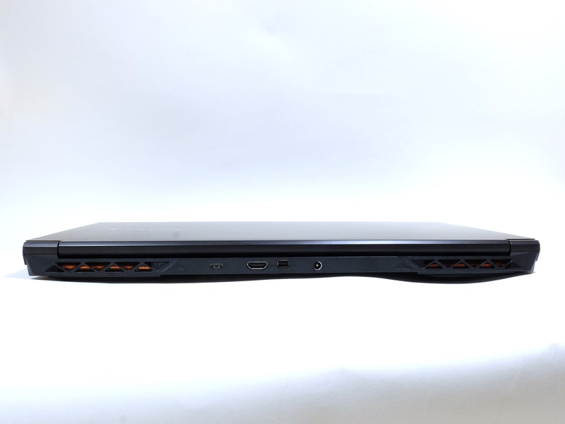 本体背面には電源用のDC入力、Mini DisplayPortとHDMIを1系統ずつ、映像出力に対応しないUSB 3.1 Type-Cを装備するほか、両端には巨大な排気口を備える