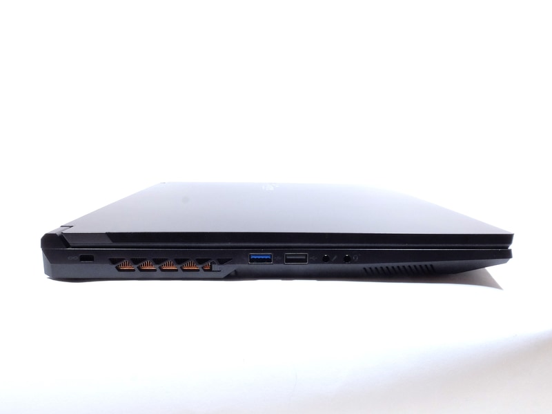 左側面にはUSB 3.0、USB 2.0、マイク入力、ヘッドセット入出力端子を装備。背面だけでなく、本体奥側にも排気口を備えており、冷却にかなり気を配っている