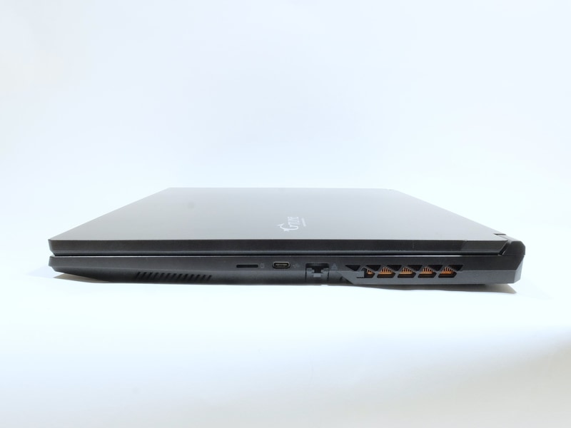 右側面にはmicroSDカードスロット、USB 3.1 Type-C、開閉機構ギミックのGigabit Ethernet。こちらも奥側は排気口となっている
