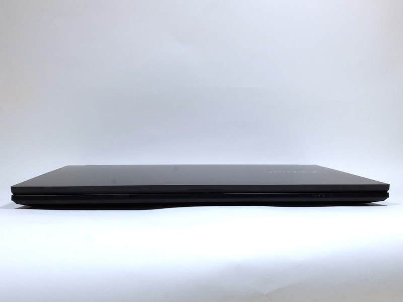 本体前面には電源やバッテリ、ストレージアクセスLEDを備える