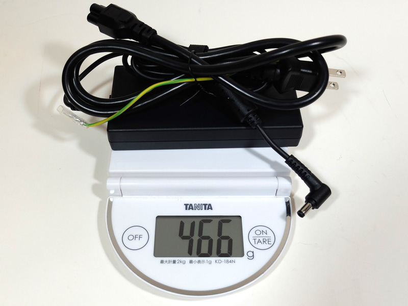 付属のACアダプタの重量は電源ケーブル込みで実測約466g
