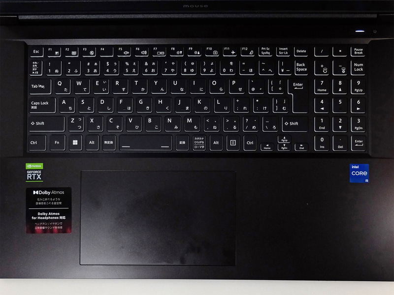 キーボードレイアウト。右側にはテンキーを備えるほか、下部のタッチパッドはかなりの大型だ