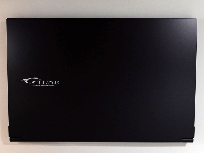 天面はG-Tuneロゴが描かれたのみのシンプルなデザイン