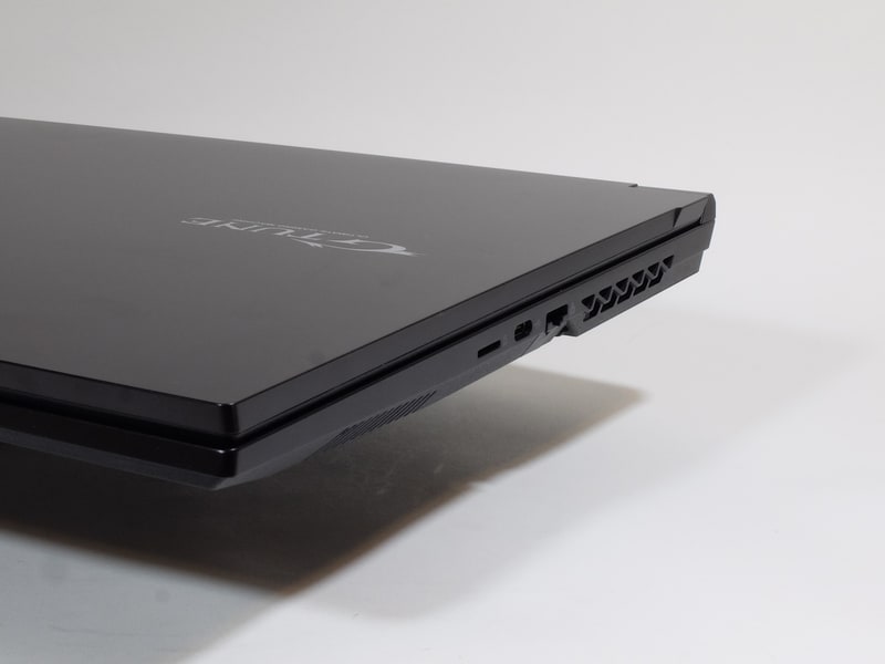 大型サイズである一方、かなりの薄型設計となっており、縦置きがしやすそう