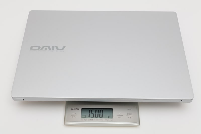 ハイパフォーマンスなCPUを搭載しつつサイズは約353.7×245.3×18.5mm、重量は約1.49kg。82,044mWhのバッテリを内蔵しており、バッテリ駆動時間は約12.5時間と謳われている