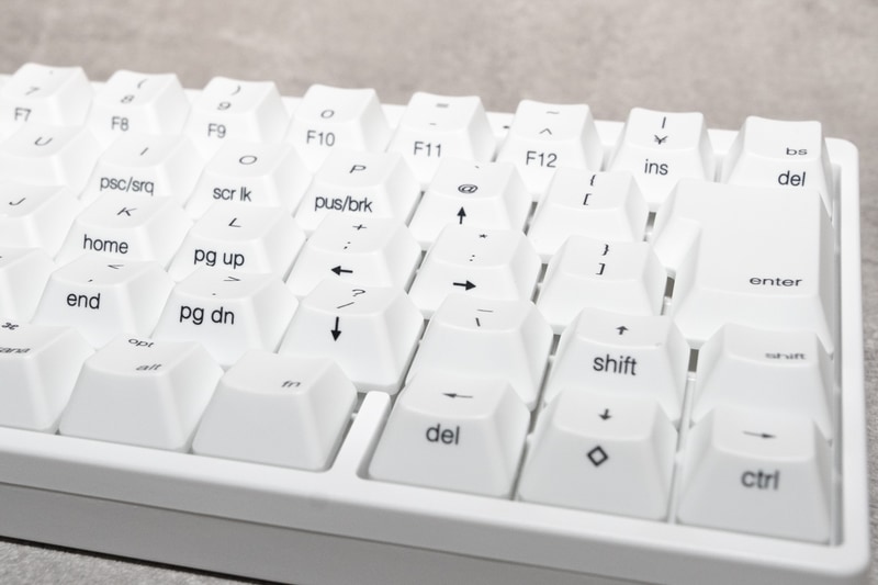 Fnキー使用時の機能を示す側面刻印を含め、ほぼすべて小文字のみでの表記となった