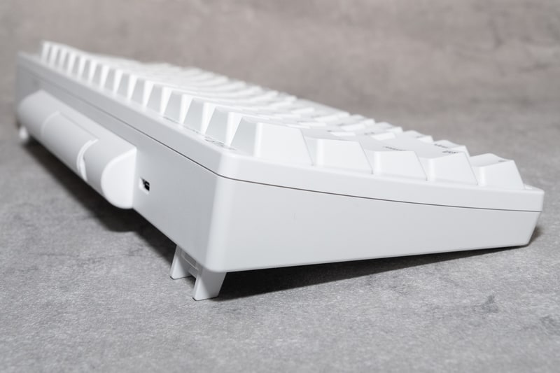 チルトレッグは2段階の高さがあり、非使用時とあわせて3段階の角度調整ができる