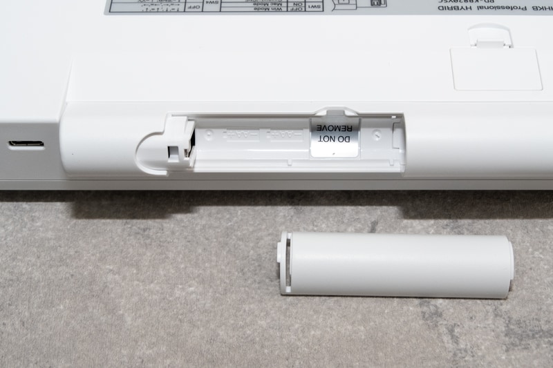 単3形乾電池2本かUSBバスパワーで動作する。バッテリ劣化の心配がなく、無線でも使えるキーボードでありながら長く使える