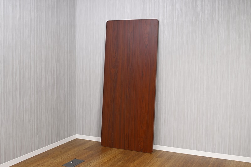 本体フレームとは別に天板もある。こちらは160×70cmのマホガニー柄