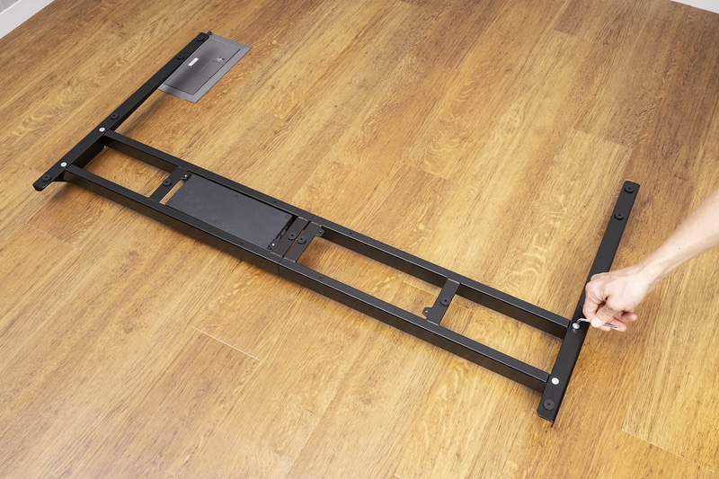 付属の六角レンチやプラスドライバーを使って組み立てていく