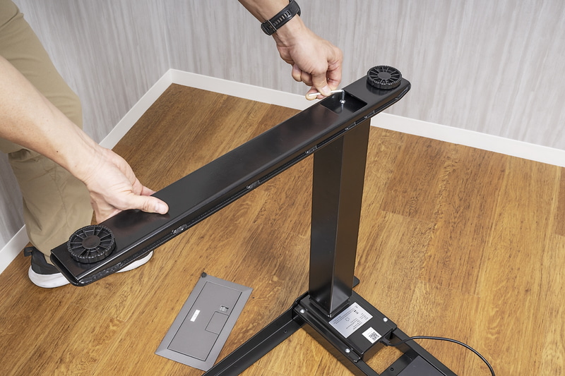 頑丈な脚を取り付ける時は、1人補助がいると助かる