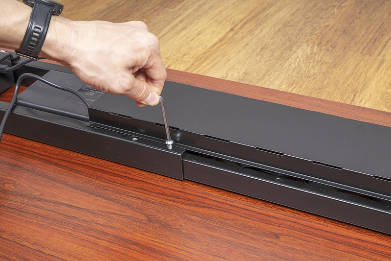 最後に配線カバーを取り付ける。ネジに引っ掛けるようにして固定しよう