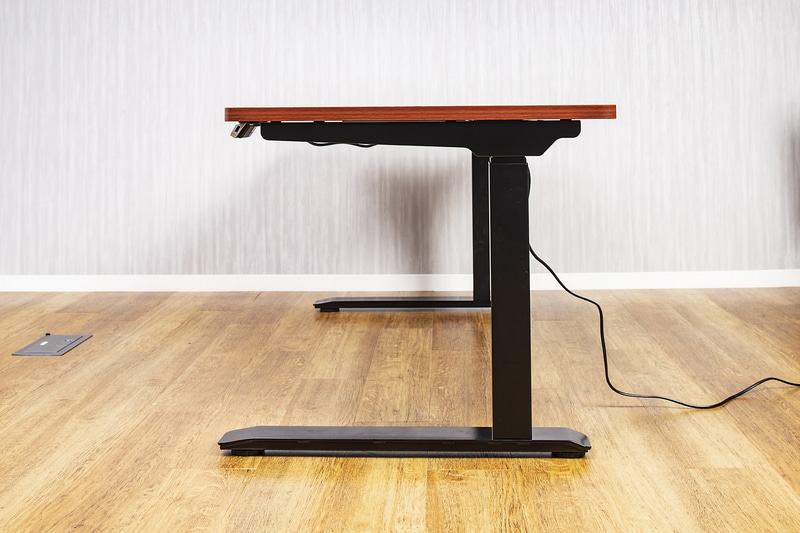 脚部分はちょっとユニークなコの字型