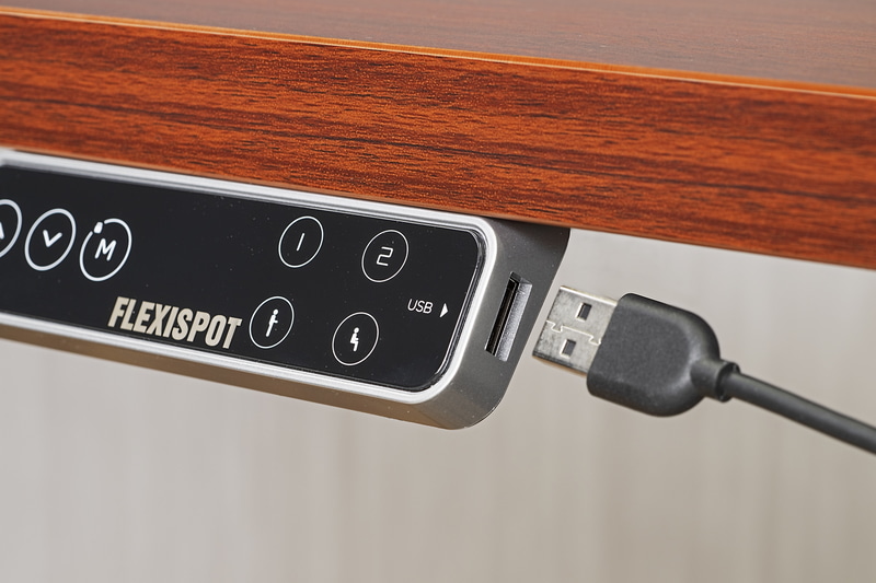 リモコンの側面には充電用USBポートが装備