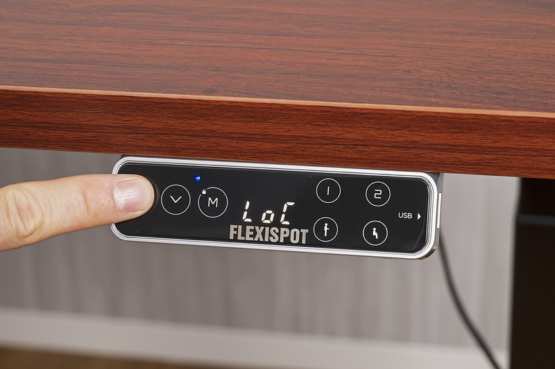 「M」ボタンを長押しするとロック機能が働き、ほかのボタンが無効になる。ロック解除も長押し