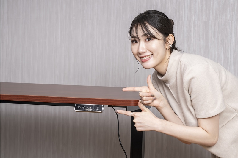 リモコンのタッチ式ボタンで昇降操作する