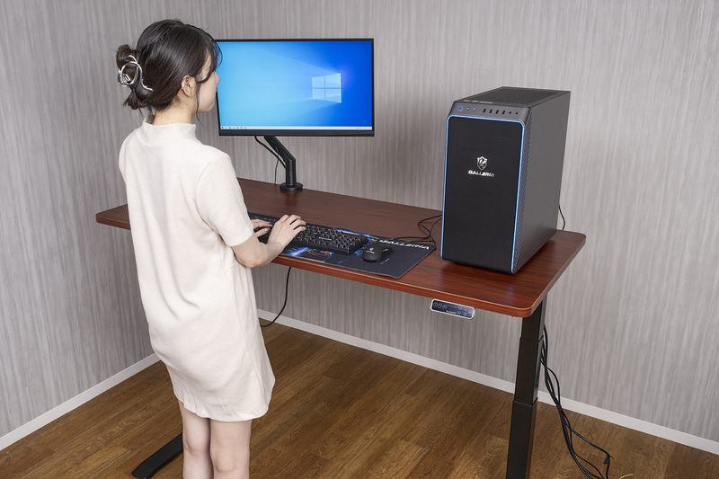 立って仕事するときも、指1本で簡単に高さ調整