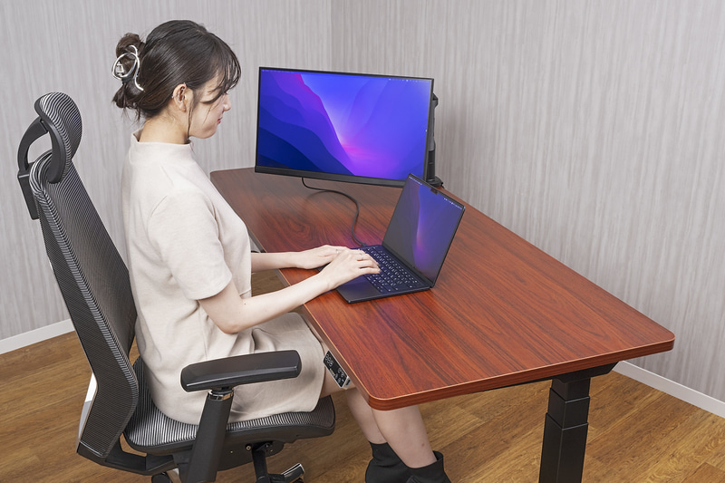 ノートPC+外部モニターの仕事スタイルにもしっくりくる