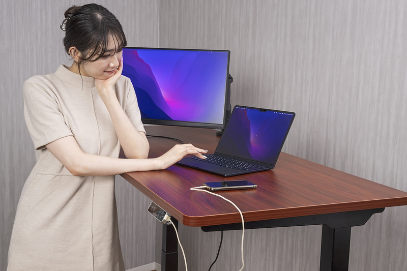 スマートフォンをすっきりしたデスク周りで充電できる
