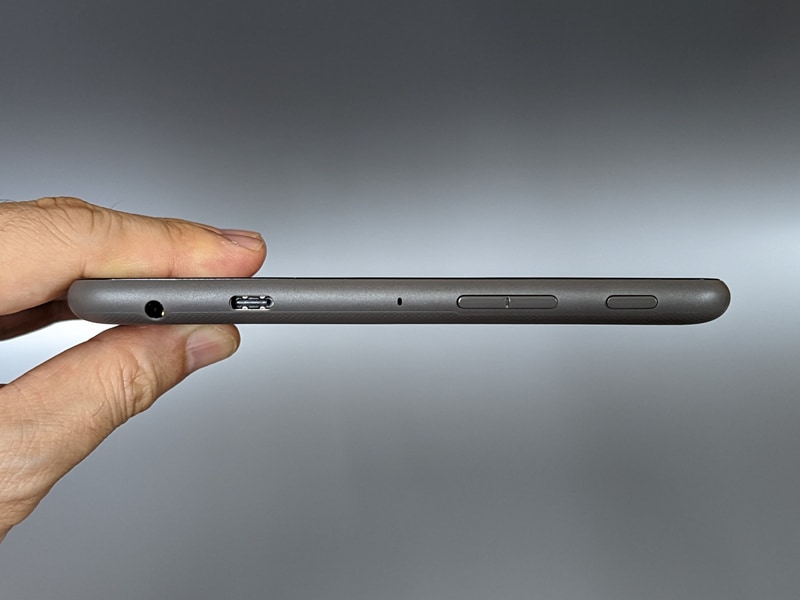 右側面には電源ボタン、音量調整ボタンのほか、USB-Cポート、イヤホンジャックが配置される。左側面には何もない