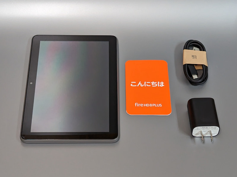 同梱品。ケーブル、アダプタに加えてスタートガイドという従来と同じ構成