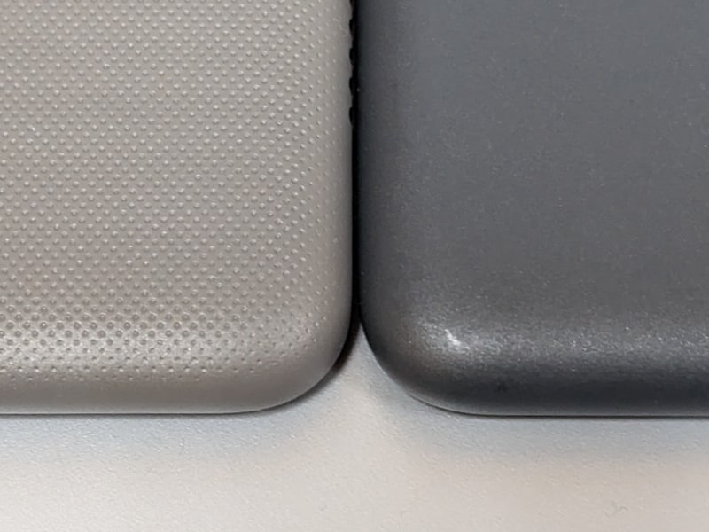 背面にメッシュ状のパターンが追加されたことで滑りにくくなり、手の脂も目立たなくなった