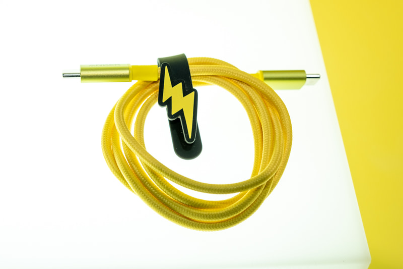 ケーブルもピチューのカラー。専用のケーブルホルダーも付属