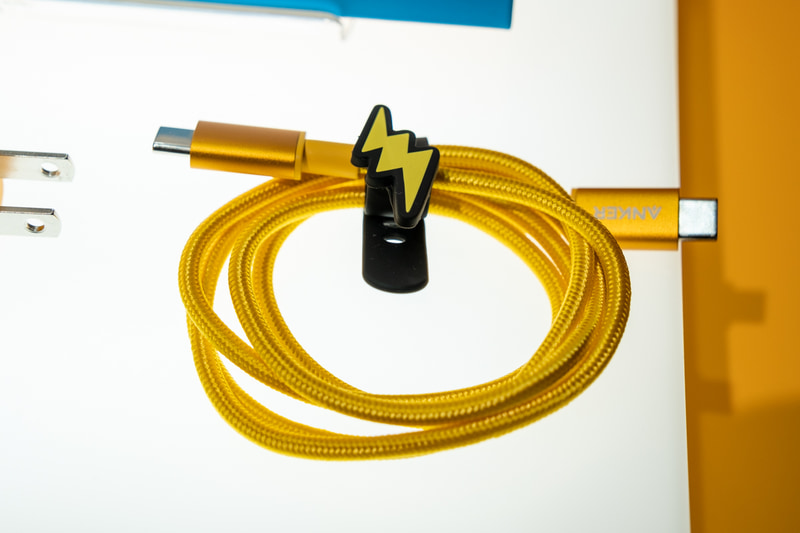 こちらもケーブルはライチュウカラー