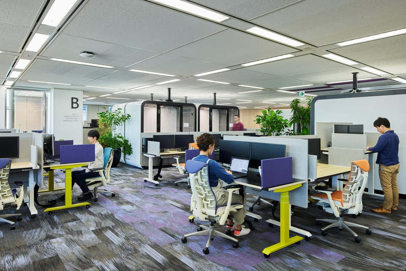 執務室の様子。仕事の内容によって席を選択できる