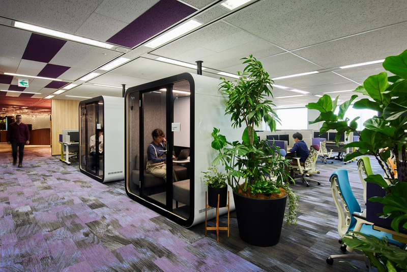 執務エリアにもPhoneブースを設置している