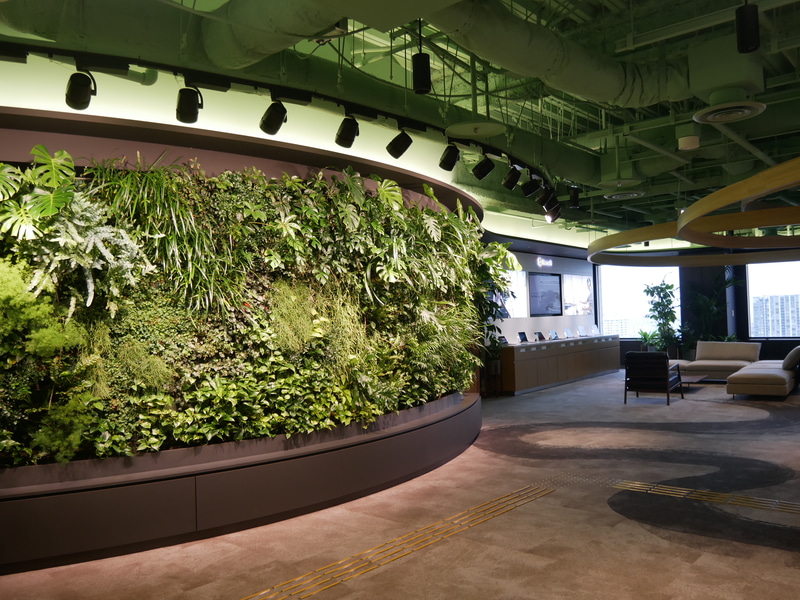 30階のゲストフロアの様子。グリーンウォールには本物の草木を使用している