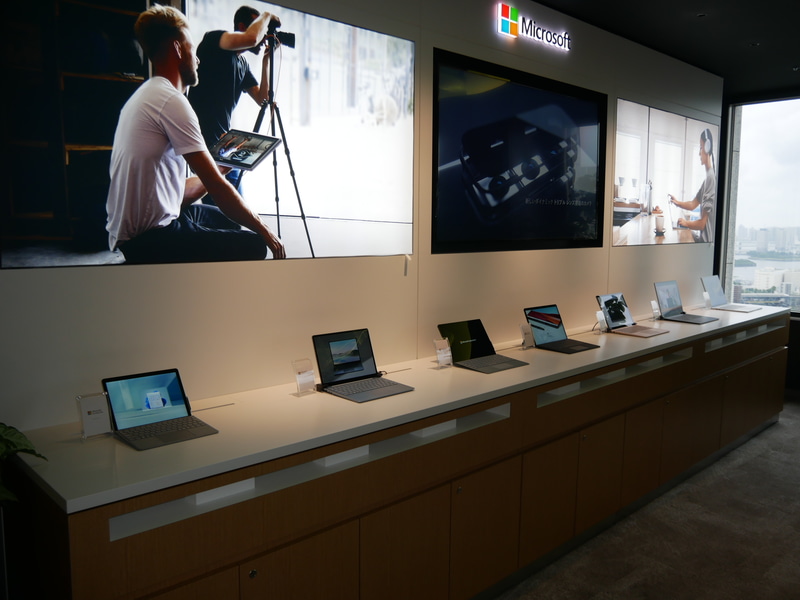 最新のSurfaceなどを展示しているコーナー