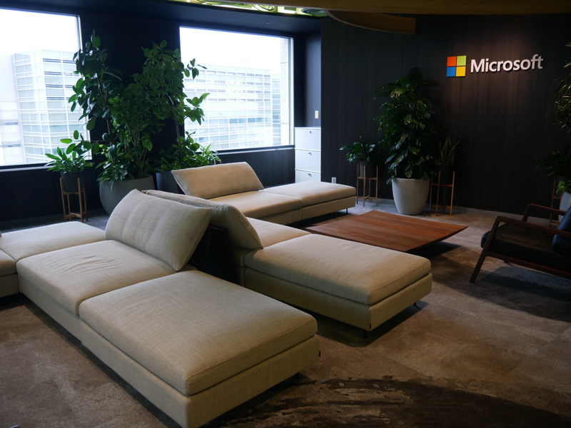 ちょっとした打ち合わせが可能なようにソファが用意されている