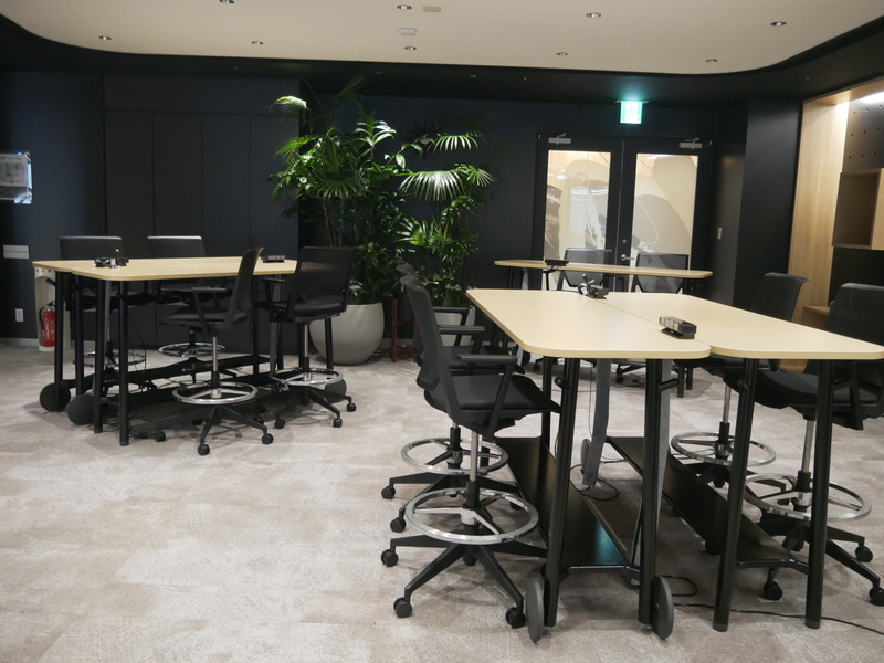 昇降が可能なテーブルと椅子を使った打ち合わせスペース