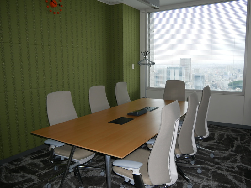 ミーティングルームの様子。Teams Roomsを導入し、どこからでも参加できるハイブリッド会議を実現している