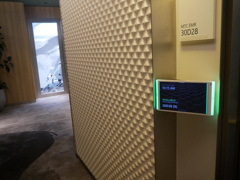 ミーティングルームはAzureで管理。モニターの両側が緑色だと空室を示す