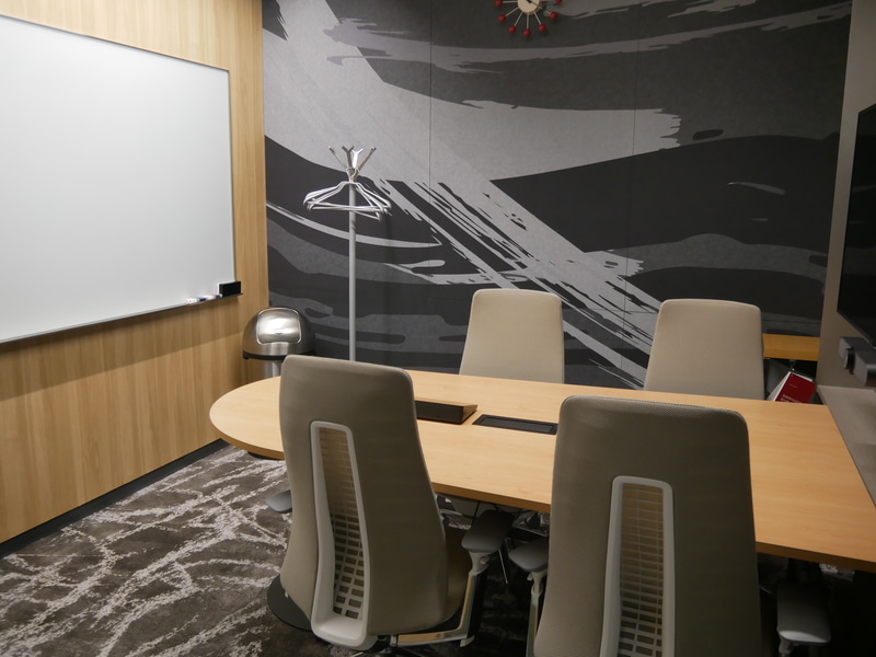 ミーティングルームの様子。Teams Roomsを導入し、どこからでも参加できるハイブリッド会議を実現している