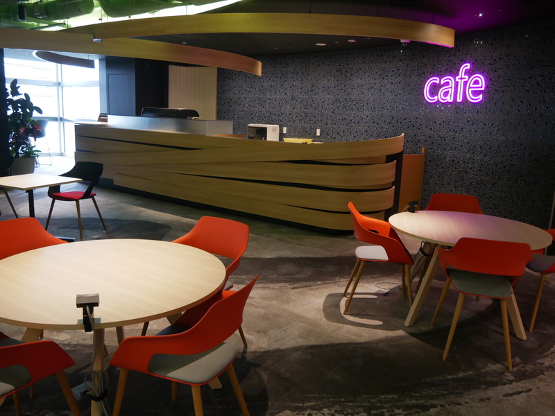 30階にはカフェを用意しており、お茶を飲みながら打ち合わせが可能だ